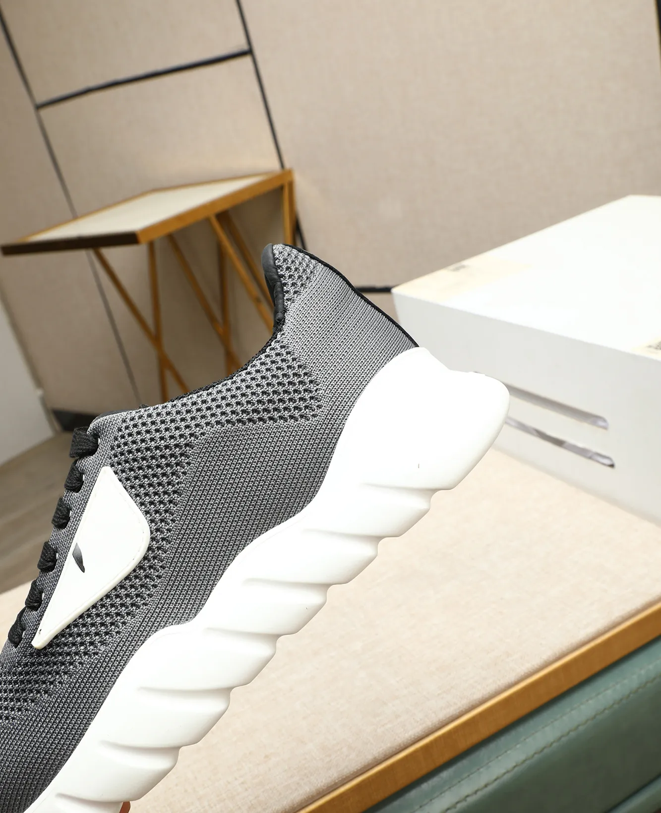Men's Men's Shoes 💰680 Fendi Fendi's latest Tag series of men's casual mesh sports running shoes, originally purchased and developed, this Tag sports shoe is a one-leg sneaker, made of black high-tech mesh material with gray neoprene details. Oversized FENDI lettering on the side and translucent rubber details. Light and flexible rubber running shoe soles, beautifully packaged at the delivery counter, customized breathable lining, original molded foam rubber outsole, sole thickness: 3.5CM! Size: 39-44 (customized at 38.45.46)